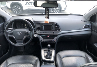 Подержанный автомобиль Hyundai Elantra Sedan 2017 года (10 фото)