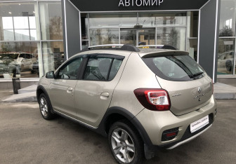 Подержанный автомобиль Renault Sandero 2019 года (8 фото)