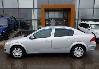 Подержанный автомобиль Opel Astra Sedan 2010 года (8 фото)