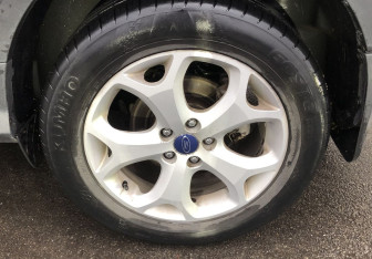 Подержанный автомобиль Ford Kuga 2016 года (16 фото)