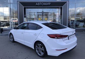 Подержанный автомобиль Hyundai Elantra Sedan 2017 года (7 фото)