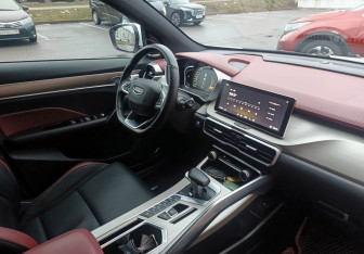 Подержанный автомобиль Geely Coolray 2023 года (13 фото)