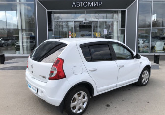 Подержанный автомобиль Renault Sandero 2013 года (5 фото)