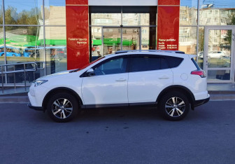 Подержанный автомобиль Toyota RAV4 2018 года (8 фото)