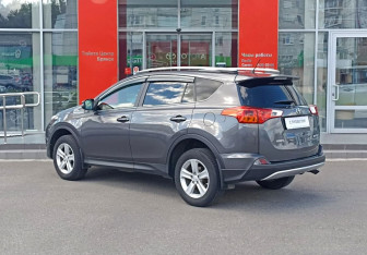 Подержанный автомобиль Toyota RAV4 2013 года (7 фото)