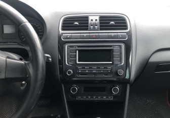 Подержанный автомобиль Volkswagen Polo Sedan 2014 года (14 фото)