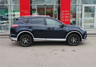 Подержанный автомобиль Toyota RAV4 2016 года (4 фото)