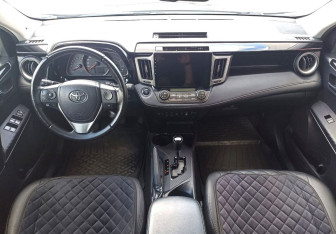 Подержанный автомобиль Toyota RAV4 2013 года (15 фото)