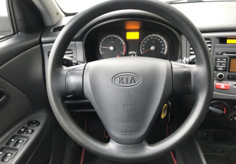 Подержанный автомобиль Kia Rio Hatchback 2009 года (12 фото)