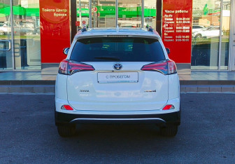 Подержанный автомобиль Toyota RAV4 2018 года (6 фото)