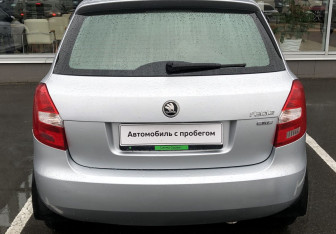 Подержанный автомобиль Skoda Fabia Hatchback 2011 года (6 фото)
