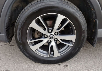 Подержанный автомобиль Toyota RAV4 2016 года (10 фото)