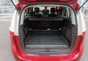 Подержанный автомобиль Renault Scenic 2011 года (12 фото)