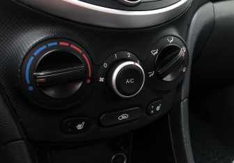 Подержанный автомобиль Hyundai Solaris Hatchback 2014 года (15 фото)