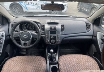 Подержанный автомобиль Kia Cerato Sedan 2011 года (10 фото)