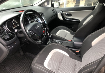 Подержанный автомобиль Kia Ceed Hatchback 2013 года (9 фото)