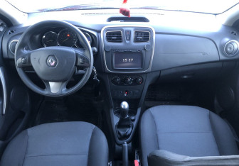 Подержанный автомобиль Renault Sandero 2014 года (10 фото)