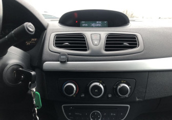 Подержанный автомобиль Renault Fluence 2012 года (14 фото)