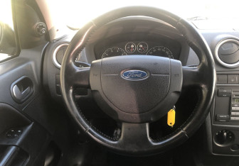 Подержанный автомобиль Ford Fusion 2008 года (12 фото)