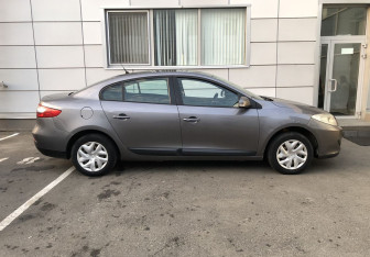 Подержанный автомобиль Renault Fluence 2011 года (8 фото)