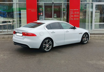 Подержанный автомобиль Jaguar XE 2016 года (5 фото)