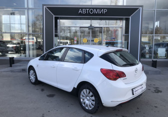 Подержанный автомобиль Opel Astra Hatchback 2013 года (7 фото)