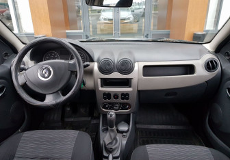 Подержанный автомобиль Renault Sandero 2013 года (11 фото)