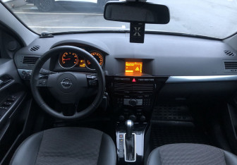 Подержанный автомобиль Opel Astra Sedan 2010 года (11 фото)