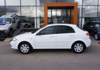 Подержанный автомобиль Chevrolet Lacetti Hatchback 2010 года (8 фото)