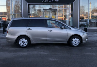 Подержанный автомобиль Mitsubishi Grandis 2006 года (4 фото)