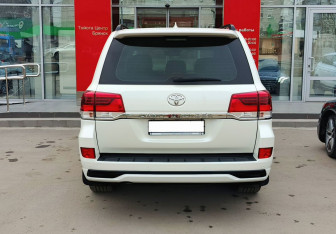 Подержанный автомобиль Toyota Land Cruiser Suv 2016 года (6 фото)