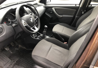 Подержанный автомобиль Renault Duster 2015 года (9 фото)
