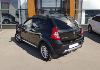 Подержанный автомобиль Renault Sandero 2011 года (7 фото)