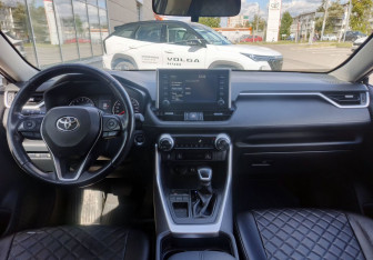 Подержанный автомобиль Toyota RAV4 2020 года (14 фото)