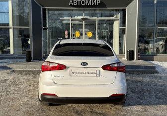 Подержанный автомобиль Kia Cerato Sedan 2015 года (6 фото)