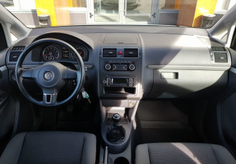 Подержанный автомобиль Volkswagen Touran 2011 года (11 фото)