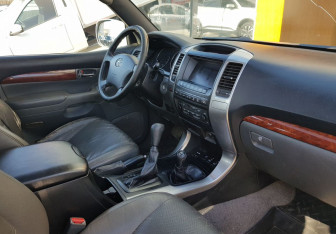 Подержанный автомобиль Toyota Land Cruiser Prado 2003 года (9 фото)
