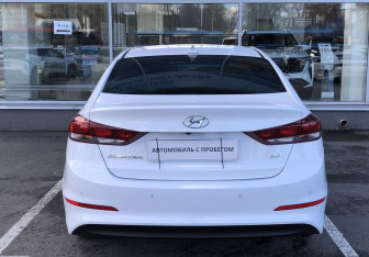 Подержанный автомобиль Hyundai Elantra Sedan 2018 года (6 фото)