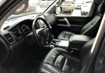 Подержанный автомобиль Toyota Land Cruiser Suv 2020 года (10 фото)