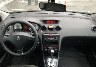 Подержанный автомобиль Peugeot 408 2012 года (11 фото)