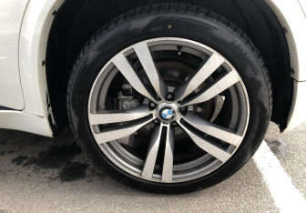 Подержанный автомобиль BMW X5 2008 года (22 фото)