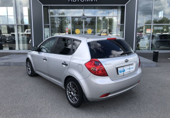 Подержанный автомобиль Kia Ceed Hatchback 2007 года (7 фото)