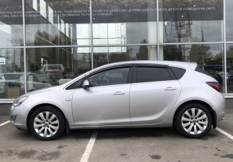 Подержанный автомобиль Opel Astra Hatchback 2010 года (8 фото)