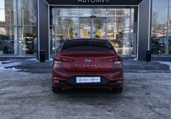 Подержанный автомобиль Hyundai Elantra Sedan 2018 года (6 фото)