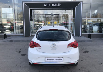 Подержанный автомобиль Opel Astra Hatchback 2013 года (6 фото)