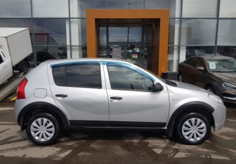 Подержанный автомобиль Renault Sandero 2013 года (4 фото)