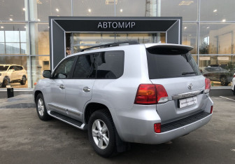 Подержанный автомобиль Toyota Land Cruiser Suv 2013 года (7 фото)