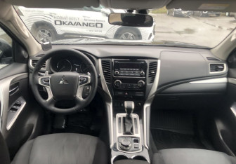 Подержанный автомобиль Mitsubishi Pajero Sport 2018 года (10 фото)