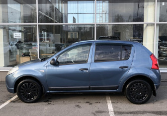 Подержанный автомобиль Renault Sandero 2011 года (8 фото)