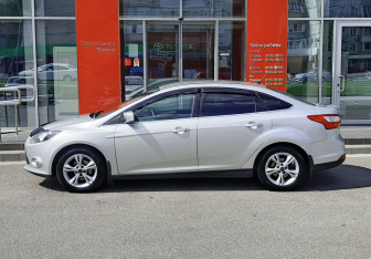 Подержанный автомобиль Ford Focus Sedan 2013 года (8 фото)
